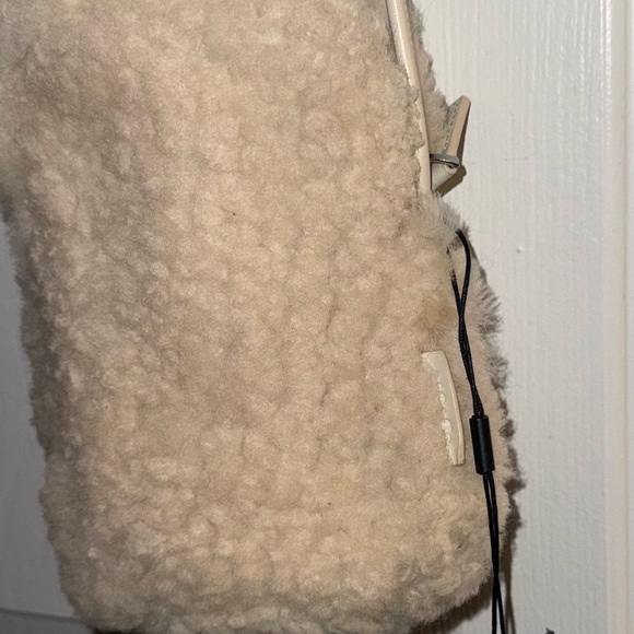 Cabincore Mo&Co Elegant Cream Shearling Crossbody Bag - Picture 4 of 11
